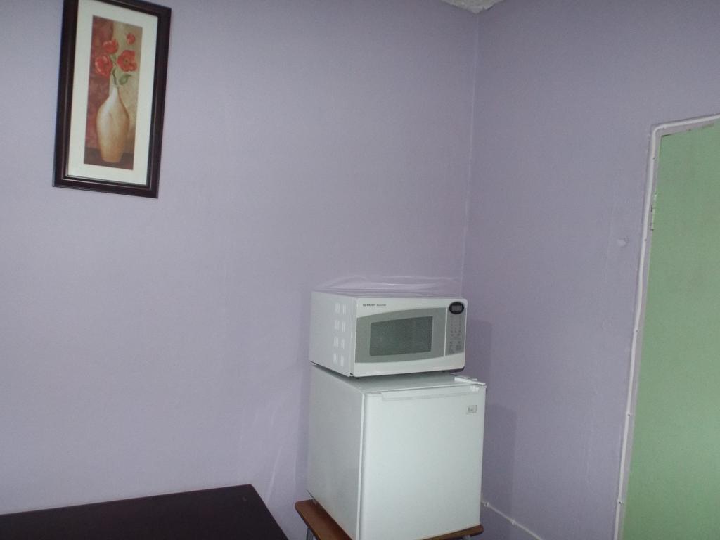 Tropical Court Inn New كينغستون الغرفة الصورة